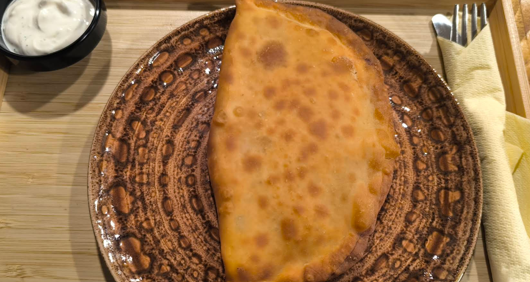 Čeburek na talíři